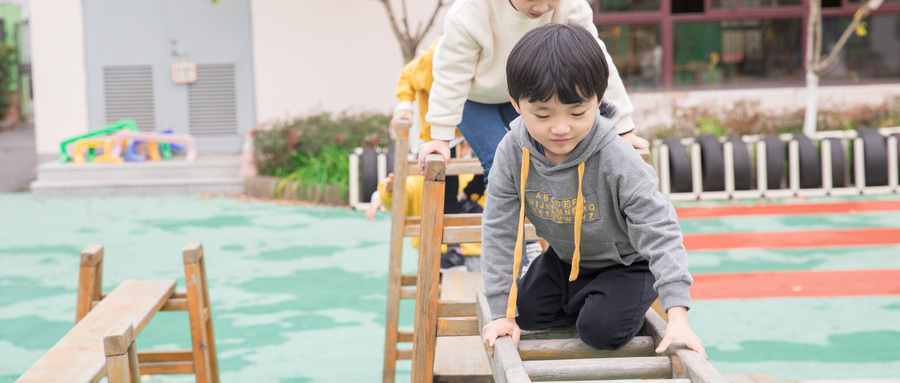 “宅家”一個月，近視一百度？學(xué)習(xí)網(wǎng)課時如何科學(xué)護(hù)眼、防控近視，官方專家宣講團(tuán)來支招啦！